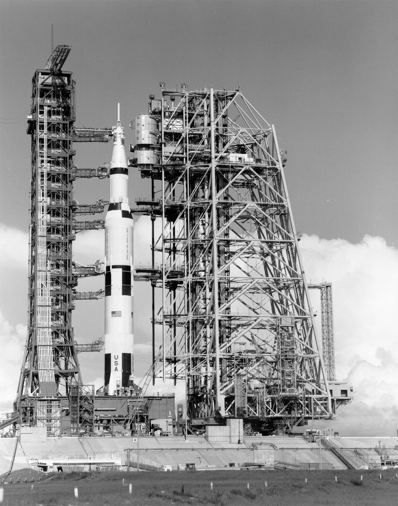 Illustration for article titled Amazing photos from NASA's vaults show how they assembled Apollo 11